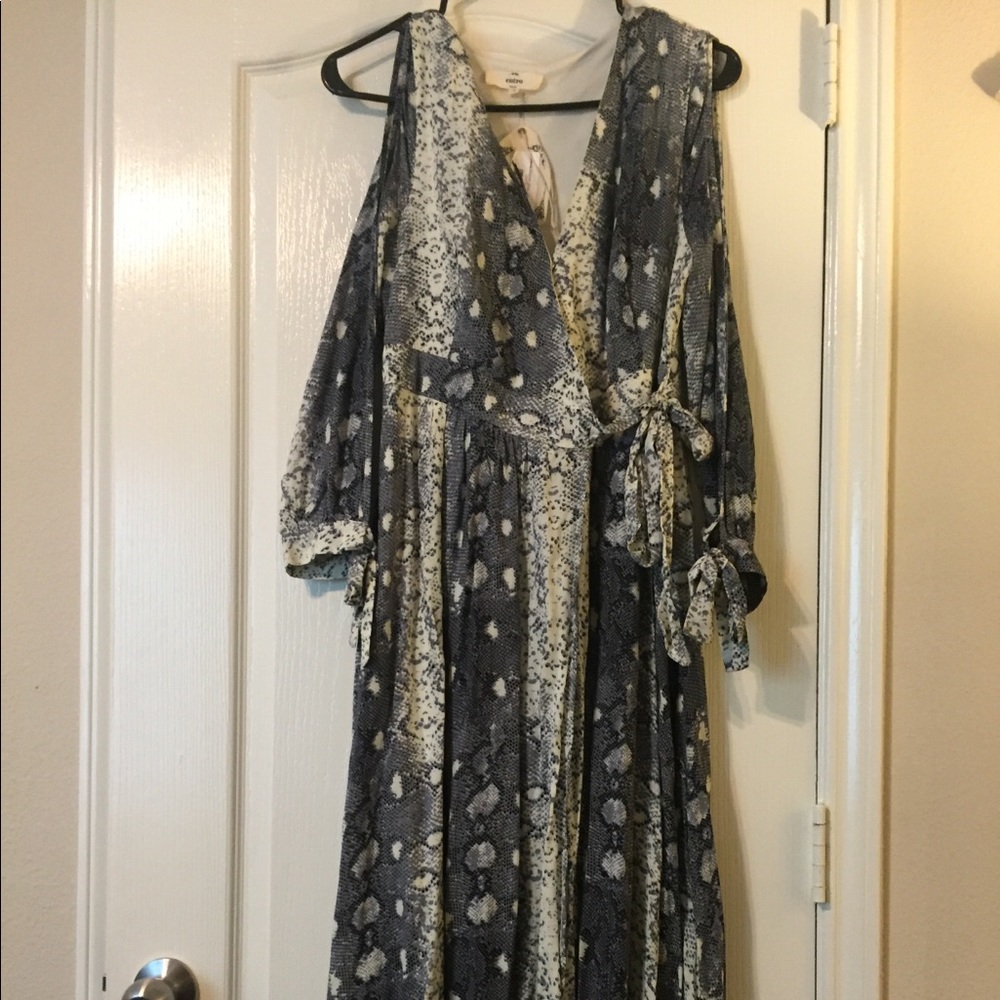 Long showstopper dress, snakeskin, open arm